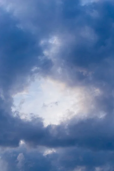 空の嵐雲を背景に — ストック写真