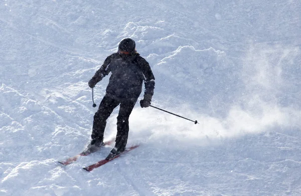 Persone che sciano in inverno — Foto Stock