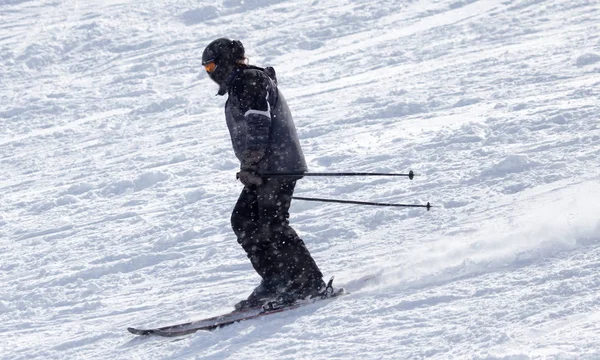 Persone che sciano in inverno — Foto Stock