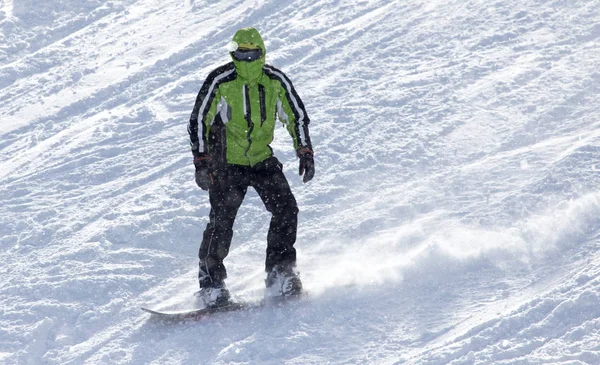 Man snowboarden in de winter — Stockfoto