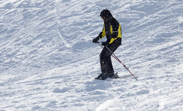 Mensen in de winter skiën — Stockfoto