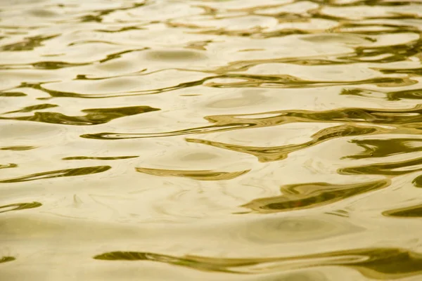 Φόντο της κίτρινης επιφάνειας του νερού — Φωτογραφία Αρχείου