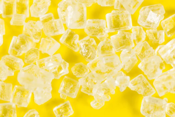 Azúcar sobre fondo amarillo. super macro —  Fotos de Stock