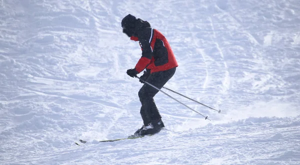 Persone che sciano in inverno — Foto Stock