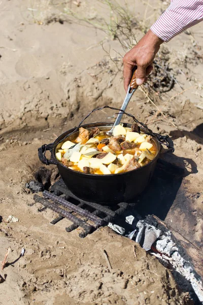 Carne con patate in un calderone in fuoco — Foto Stock