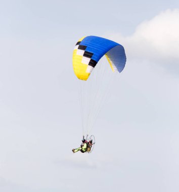 Gökyüzündeki paraşütçü