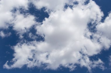 Mavi gökyüzünde güzel bulutlar