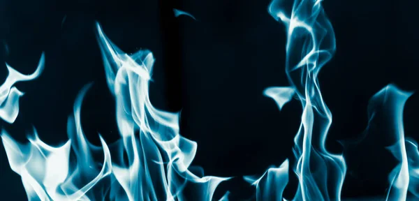 Blauwe vlam brand op een zwarte achtergrond — Stockfoto