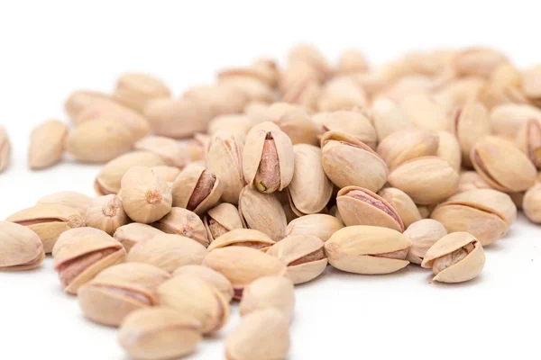 Pistachos sobre fondo blanco. cerrar — Foto de Stock