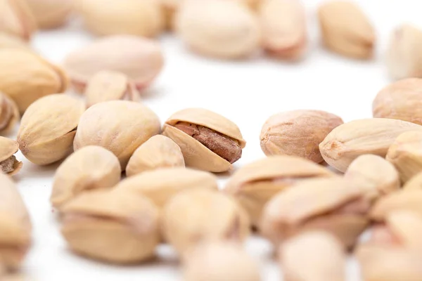 Pistachos sobre fondo blanco. cerrar — Foto de Stock