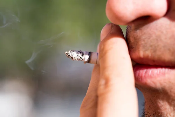 Cigaretta a dohányzás ember — Stock Fotó