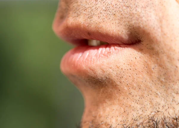 Des lèvres masculines. fermer — Photo