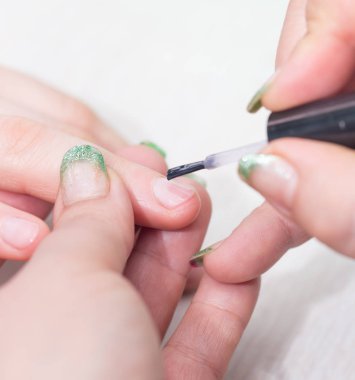 Güzellik salonunda manikür