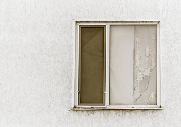 Oude venster op een witte muur — Stockfoto