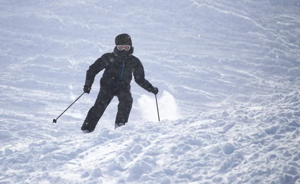 Personer som skidåkning på vintern — Stockfoto