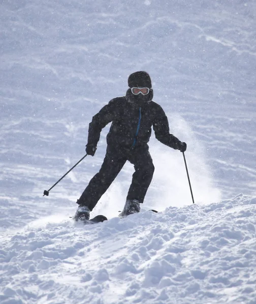 Pessoas esquiando no inverno — Fotografia de Stock