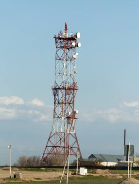 TV yayın anteni gökyüzüne karşı