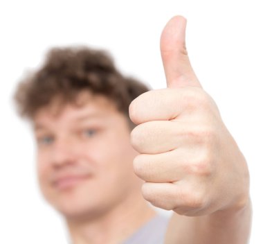 adam bir parmağını beyaz bir arka plan üzerinde gösterir.