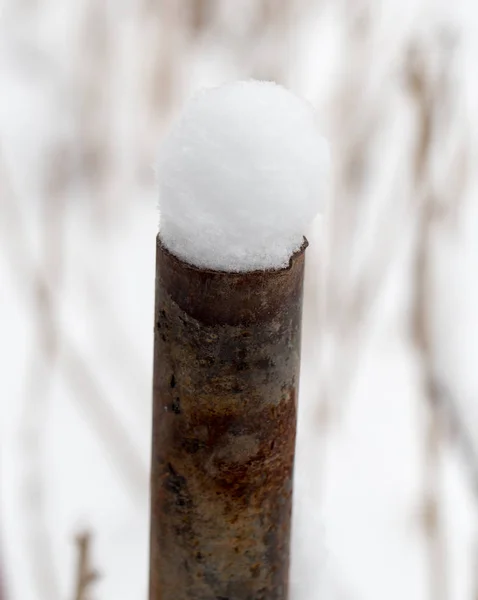 Снег на трубе зимой — стоковое фото