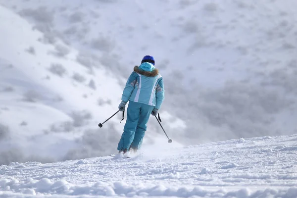 Vrouw op de helling. Skiën. — Stockfoto