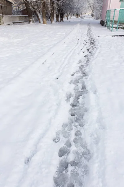 Sentier dans la neige sur la nature — Photo