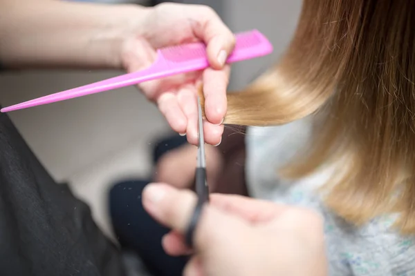 Tijeras de corte de cabello femenino en salón de belleza —  Fotos de Stock