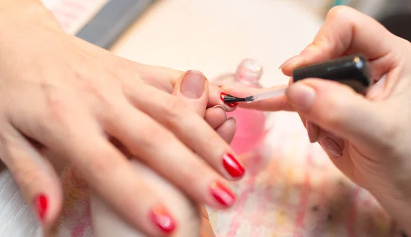 Manicure in een schoonheidssalon — Stockfoto