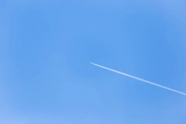 飞机在天空中的痕迹 — 图库照片