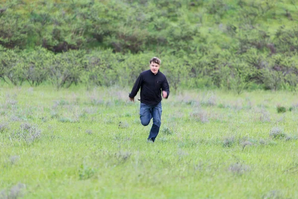 Man running in a meadow — Stock Photo, Image