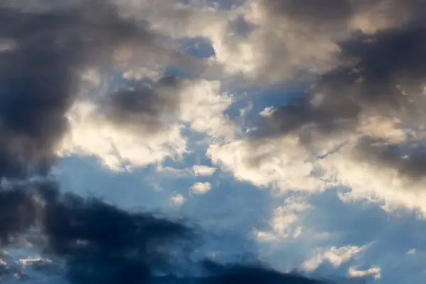 Langit yang indah dengan awan saat fajar — Stok Foto