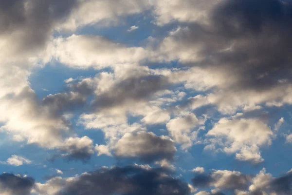 Bel cielo con nuvole all'alba — Foto Stock