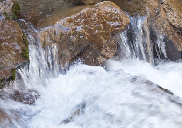 Acqua da una sorgente in montagna — Foto Stock