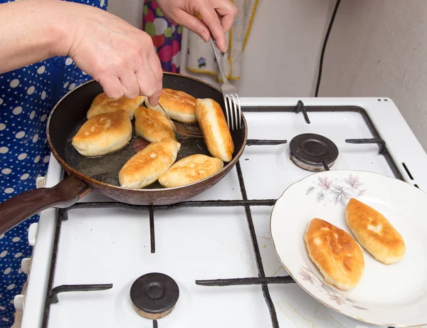 Galettes de nourriture dans une poêle — Photo