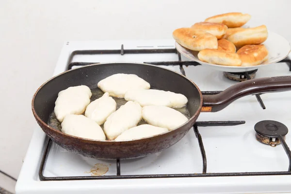 Patatas de comida en una sartén — Foto de Stock