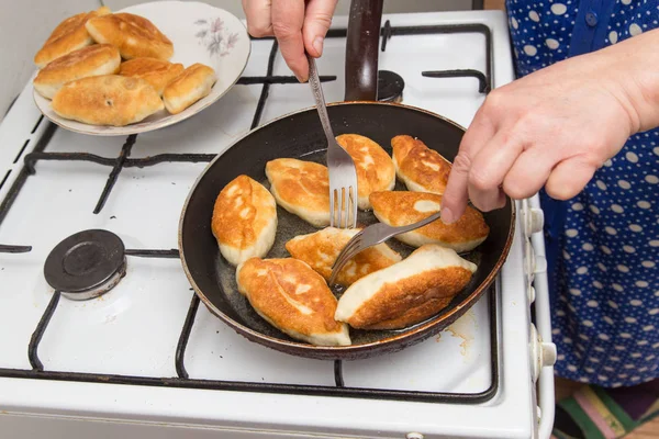 Patatas de comida en una sartén —  Fotos de Stock