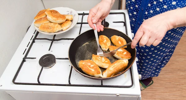 Galettes de nourriture dans une poêle — Photo