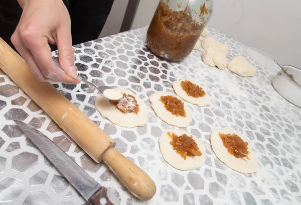 Gâteaux de cuisson de la pâte dans la cuisine — Photo