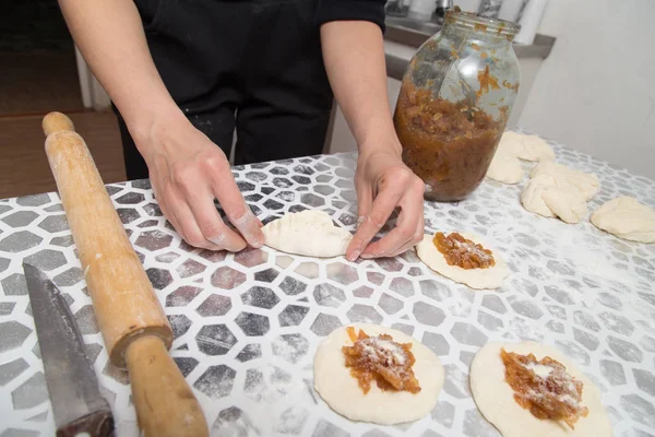 Gâteaux de cuisson de la pâte dans la cuisine — Photo