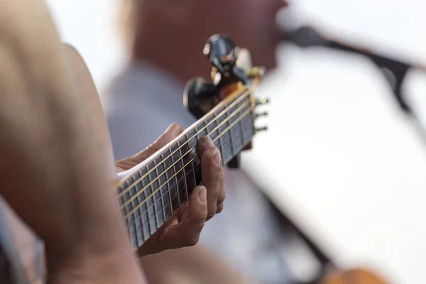 Gra Gitarze Scenie Parku Przyrodzie — Zdjęcie stockowe