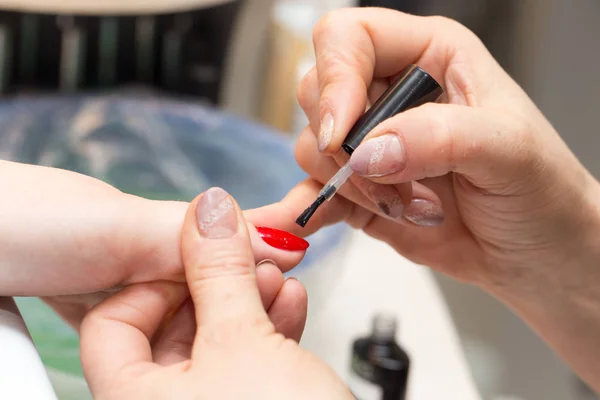 Manicure w salonie piękności — Zdjęcie stockowe