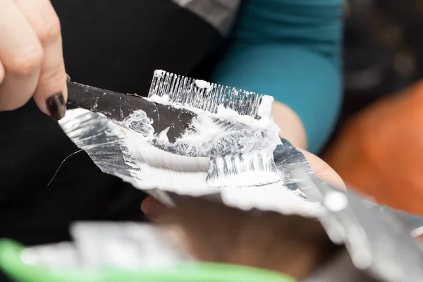 Haar kleuren in een schoonheidssalon — Stockfoto