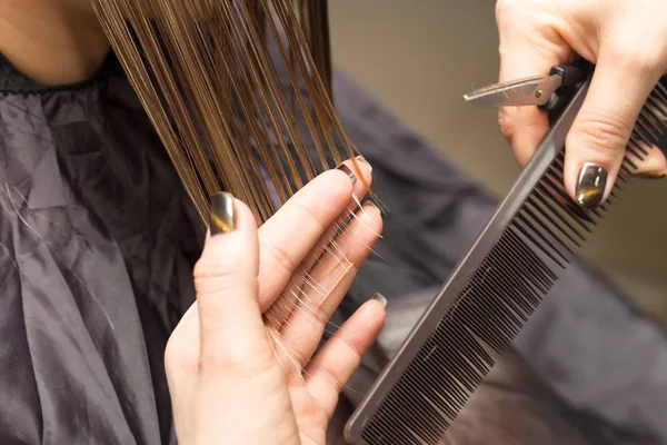 Forbici da taglio per capelli femminili in un salone di bellezza — Foto Stock