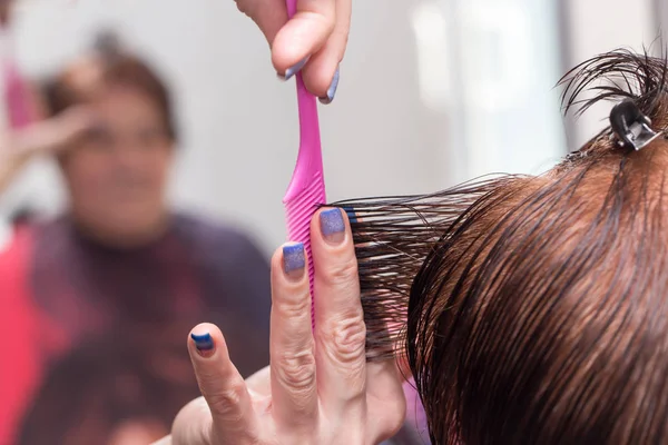 Tesoura de corte de cabelo feminino em um salão de beleza — Fotografia de Stock