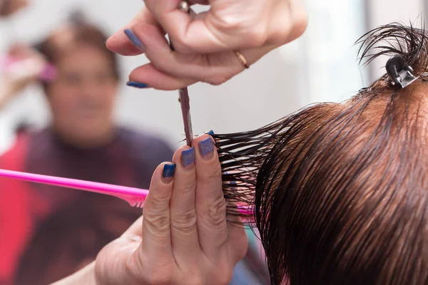 Female hair cutting scissors in a beauty salon — Stock Photo, Image