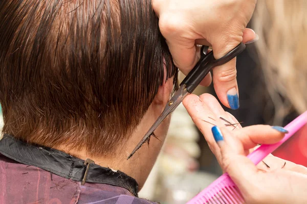 Vrouwelijk haar knippen schaar in een schoonheidssalon — Stockfoto