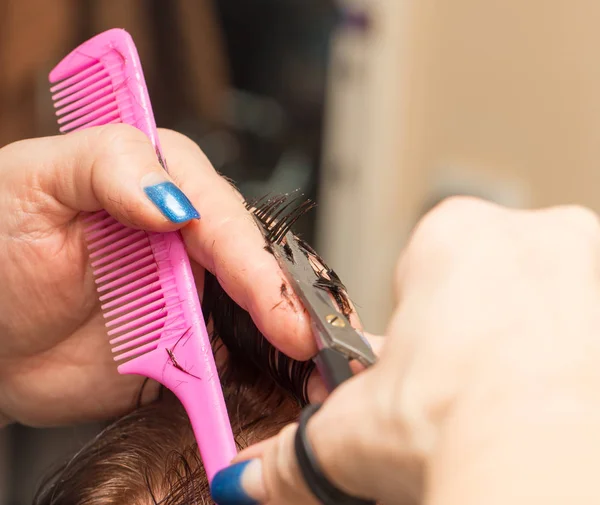 Ciseaux de coupe de cheveux féminins dans un salon de beauté — Photo