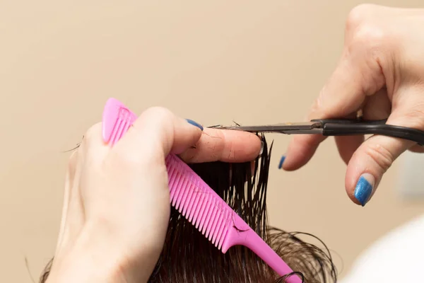 Žena stříhání nůžek na vlasy v salonu krásy — Stock fotografie