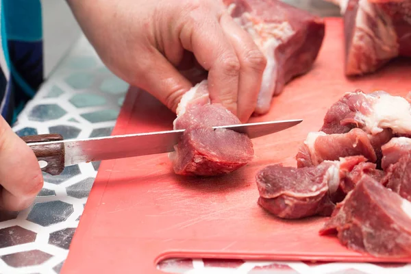 Corte de carne com uma faca — Fotografia de Stock