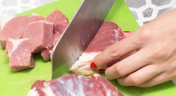 Corte de carne com uma faca — Fotografia de Stock