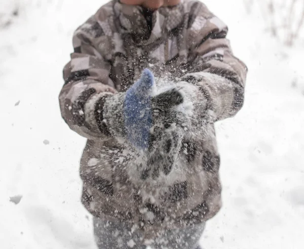 Garçon jouer avec la neige en hiver — Photo